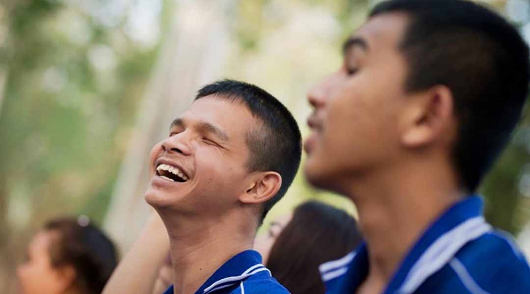 Giúp đỡ những người khuyết tật