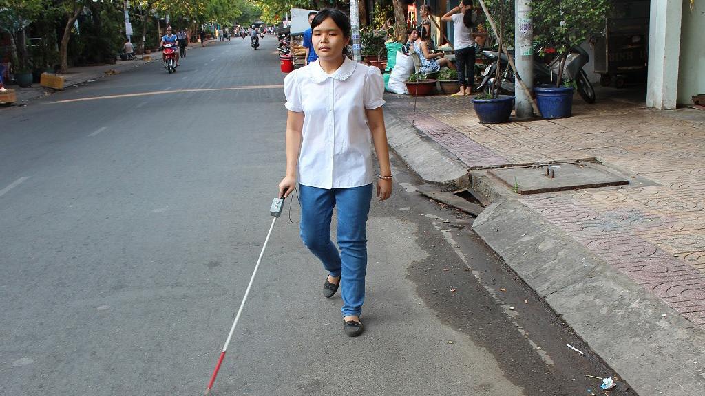 Các em khiếm thị khó khăn trong việc đi lại